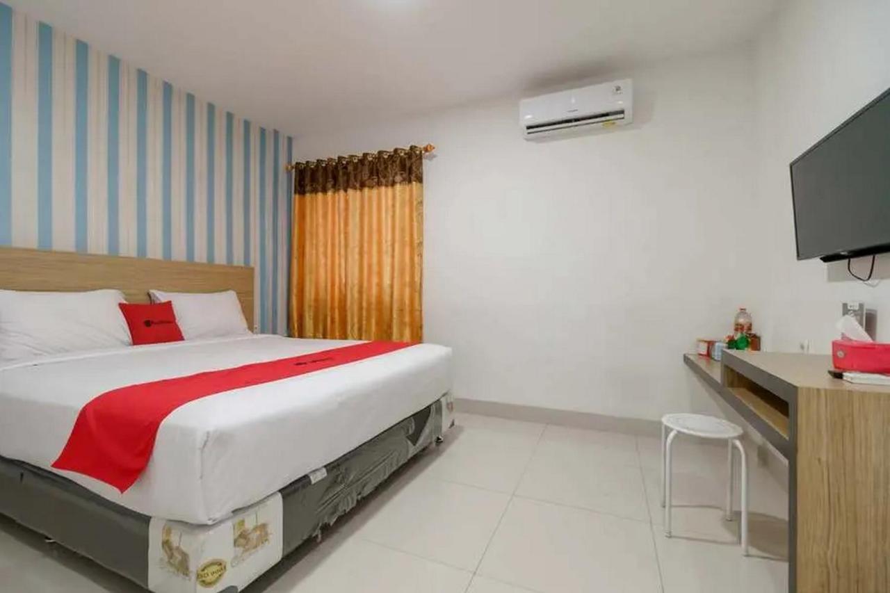 Reddoorz Plus @ Cemara Asri Medan Exterior photo